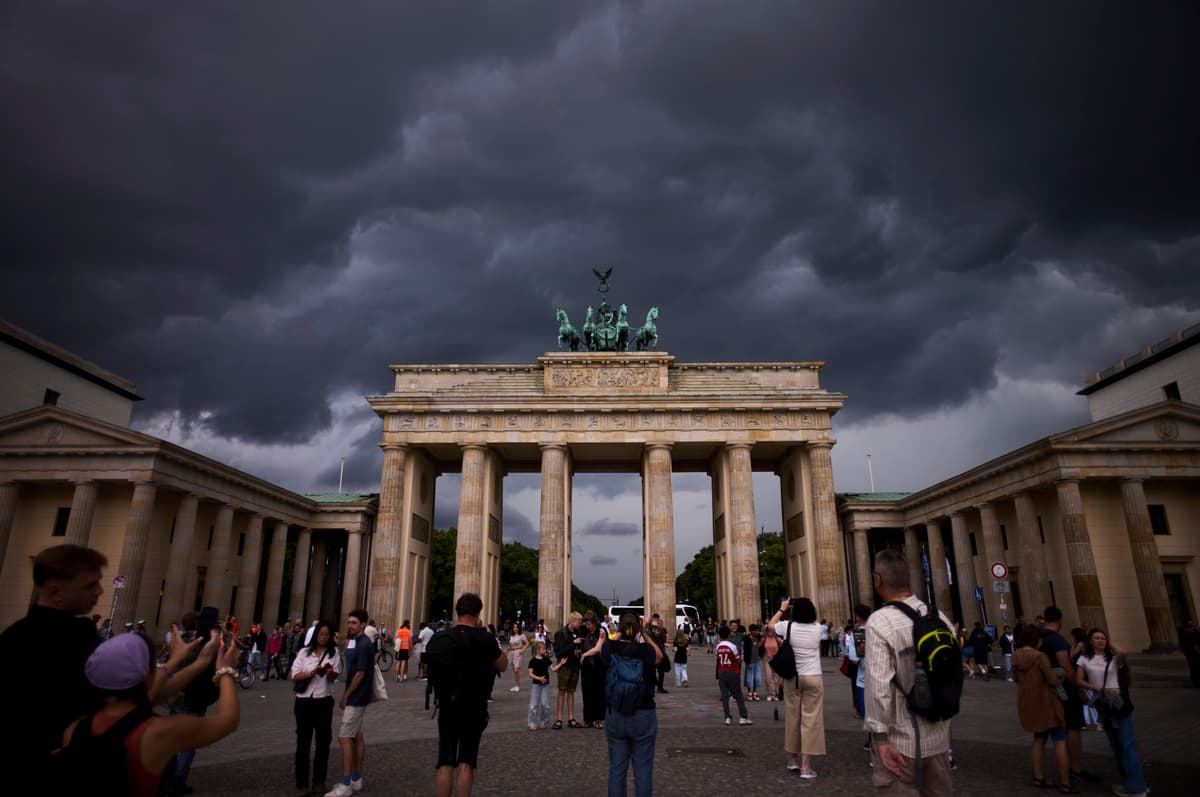 Mračná nad Brandenburskou bránou v Berlíne, ilustračný obrázok. Foto: TASR/AP