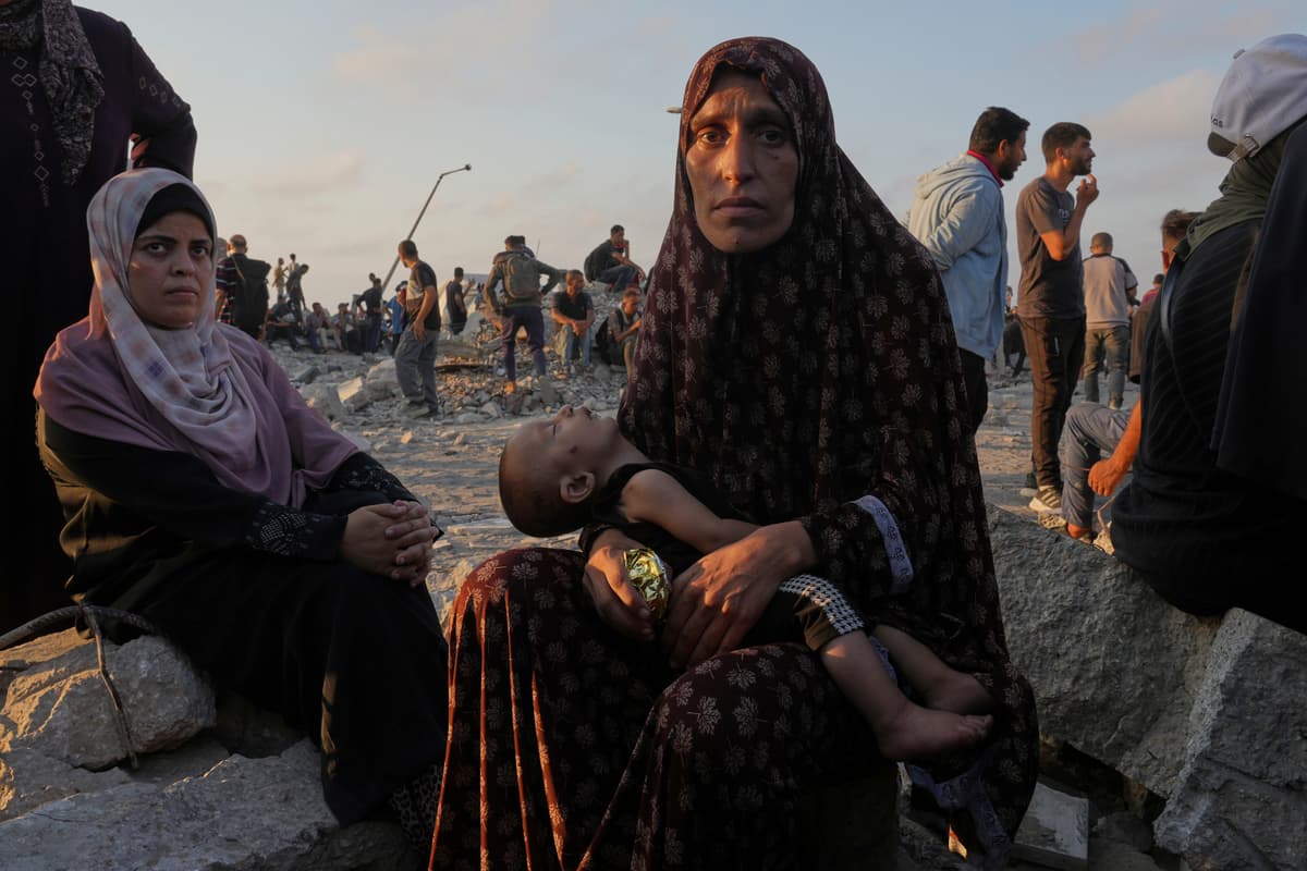 Palestínska žena Somoud Wahdan v Gaze čaká so svojim dieťaťom na humanitárnu pomoc. Foto: TASR/AP