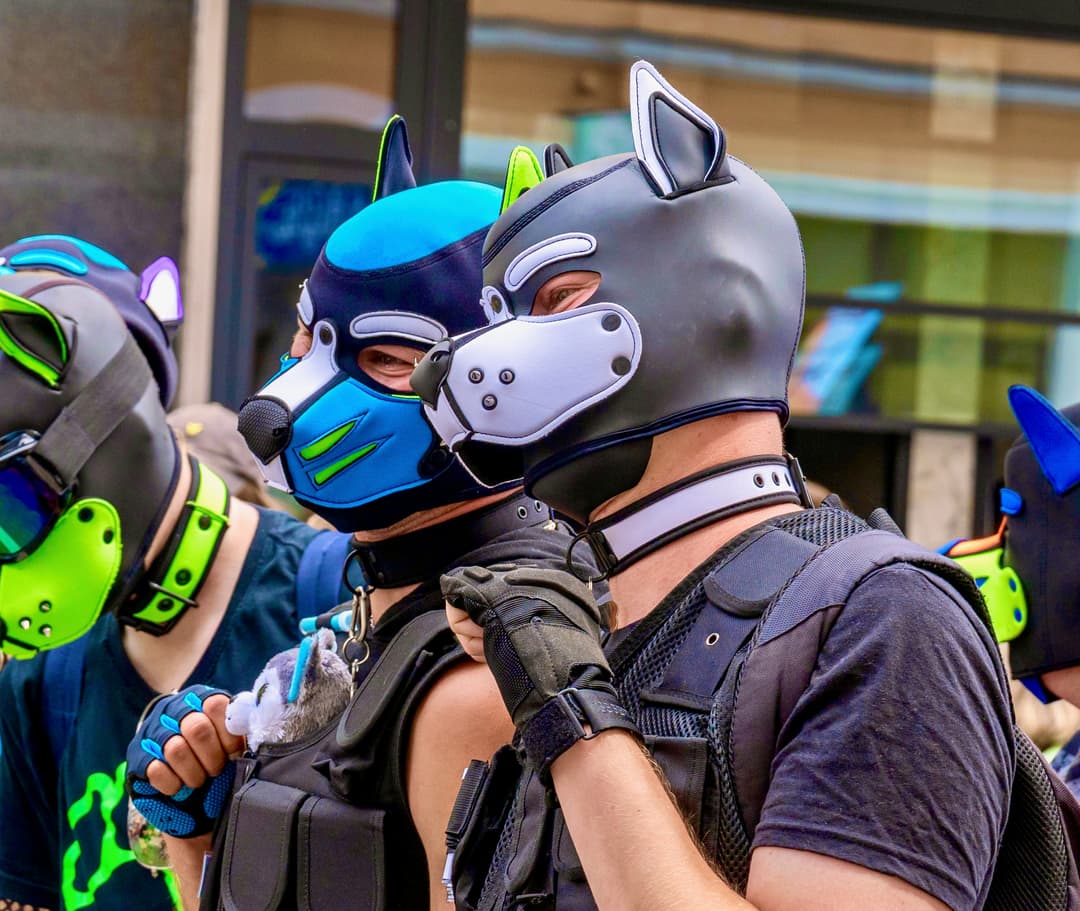 Pup play fetišisti na Pride v Nemecku. Zdroj: Wikimedia Commons