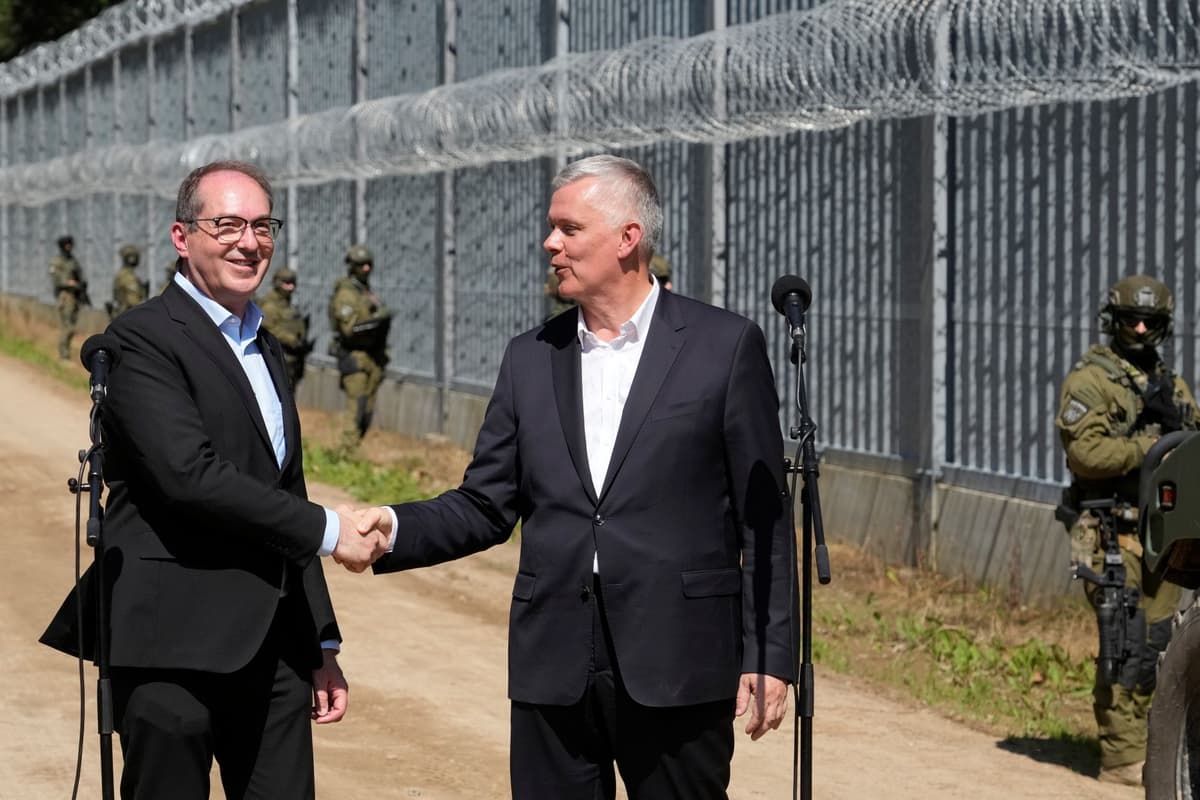 Tomasz Siemoniak (vpravo) a Alexander Dobrindt v pondelok 21. júla 2025 pri poľsko-bieloruskom hraničnom priechode v Polowciach. Foto: TASR/AP