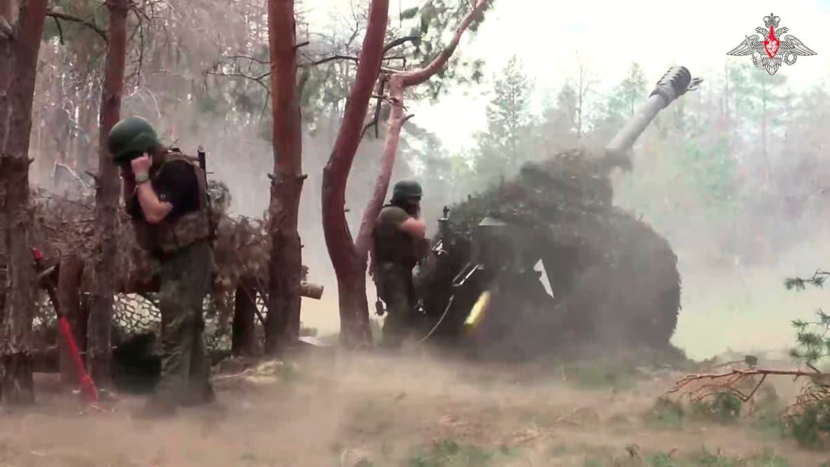 Ruskí vojaci pália z húfnice na ukrajinské pozície na neurčenom mieste na Ukrajine 9. júla 2025, ilustračný obrázok. Foto: TASR/AP