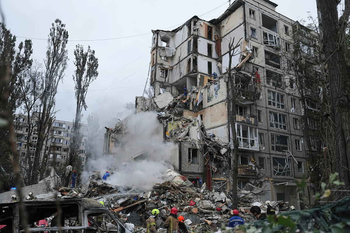 Záchranári pracujú v zničenom bytovom dome po ruskom raketovom útoku v Kyjeve na Ukrajine, štvrtok 31. júla 2025. Foto: TASR/AP
