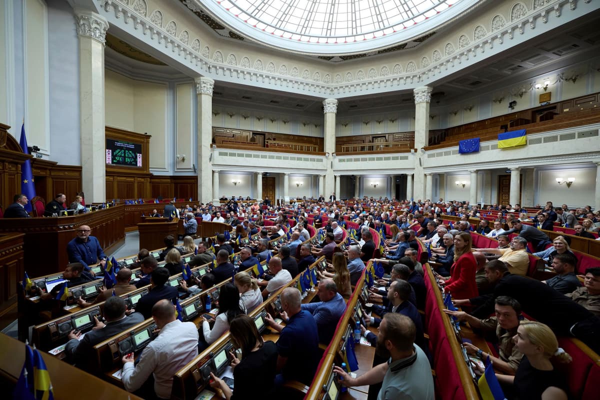 Ukrajinskí poslanci v sále parlamentu v Kyjeve vo štvrtok 31. júla 2025. Foto: TASR/AP