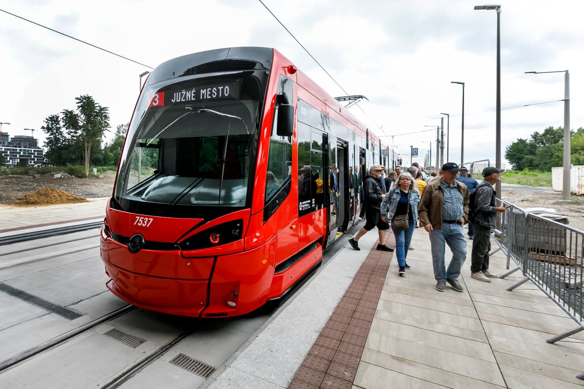 Petržalská električka na konečnej zastávke. FOTO: TASR/Dano Veselský
