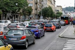 Kolóna áut na Šancovej ulici. FOTO: TASR/Dano Veselský