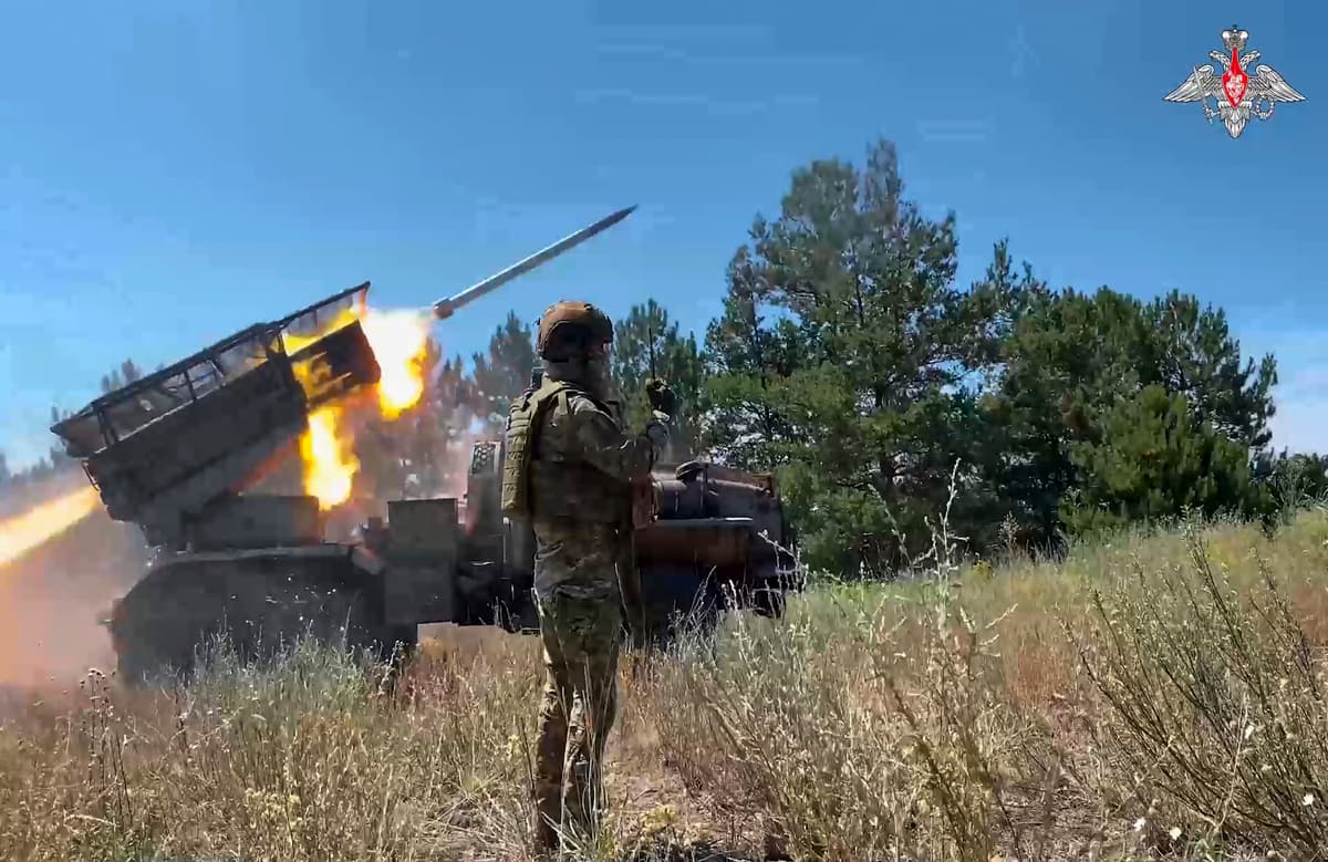 Ruská armáda používa samohybný 122 mm viacnásobný raketomet BM-21 „Grad“ na ostreľovanie ukrajinských pozícií na utajenom mieste na Ukrajine. Foto: TASR/AP