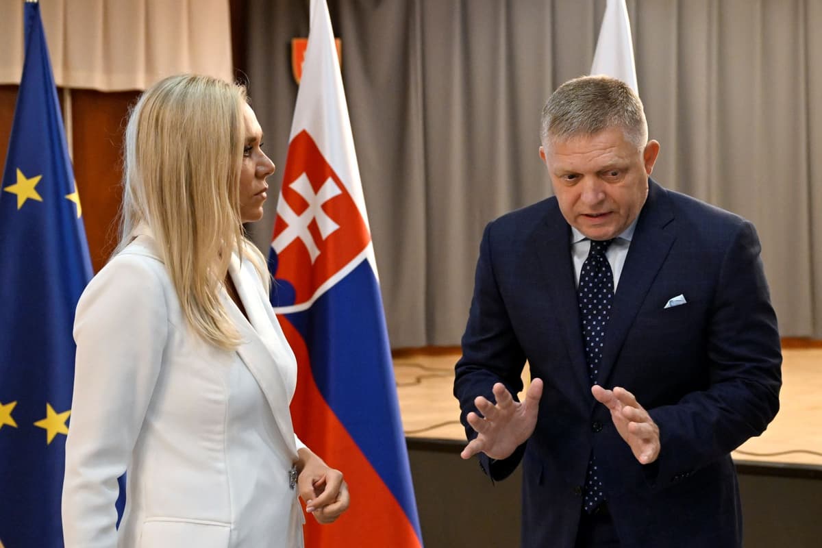 Ministerka hospodárstva Denisa Saková (Hlas) a premiér Robert Fico počas výjazdového rokovania vlády SR v stredu 27. augusta 2025 v Senici. Foto: Pavel Naubauer/TASR
