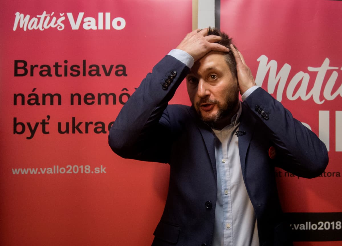 Matúš Vallo reaguje na priebežné výsledky volieb do orgánov samosprávy obcí počas volebnej noci v Bratislave 11. novembra 2018. FOTO:TASR/Martin Baumann