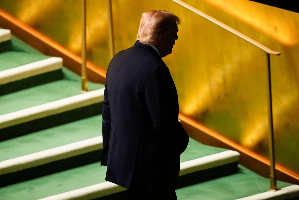 Donald Trump odchádza po prejave na 80. zasadnutí Valného zhromaždenia Organizácie Spojených národov (OSN) v New Yorku v utorok 23. septembra 2025. Foto: TASR/AP