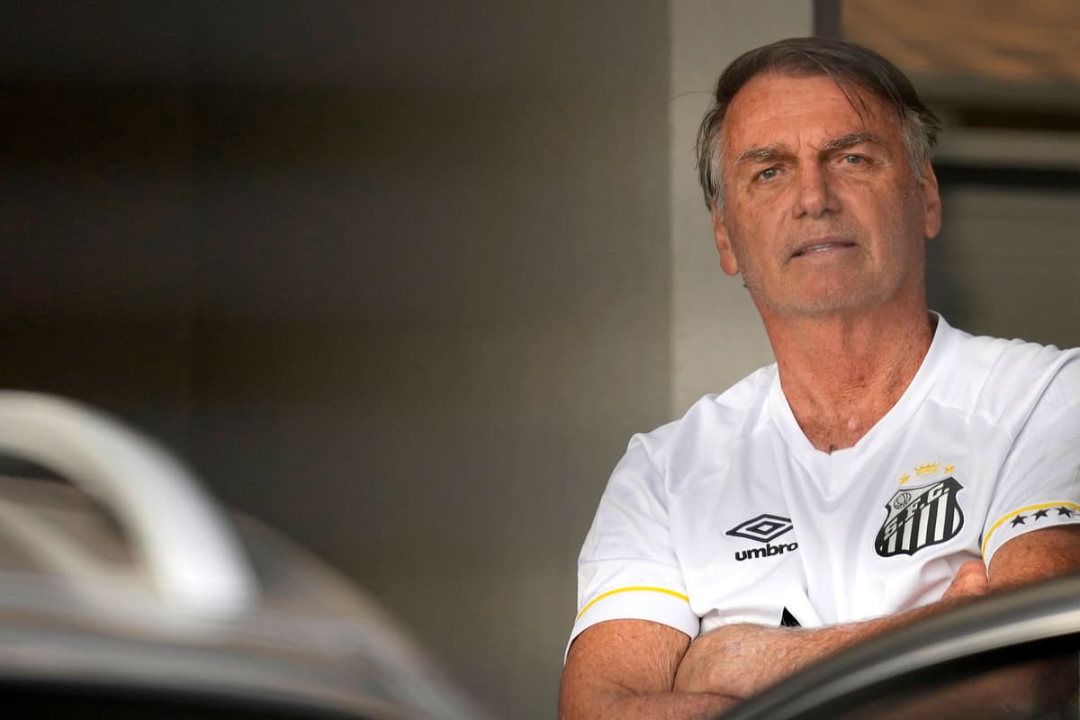 Na snímke bývalý prezident Brazílie Jair Bolsonaro stojí pri vchode do svojho domu, kde je v domácom väzení v Brazílii v piatok 29. augusta 2025. Foto: TASR/AP
