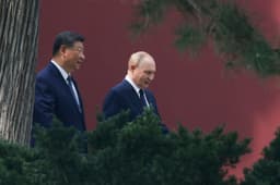Vladimir Putin a Si Ťin-pching v Pekingu 2. septembra 2025. Foto: TASR/AP