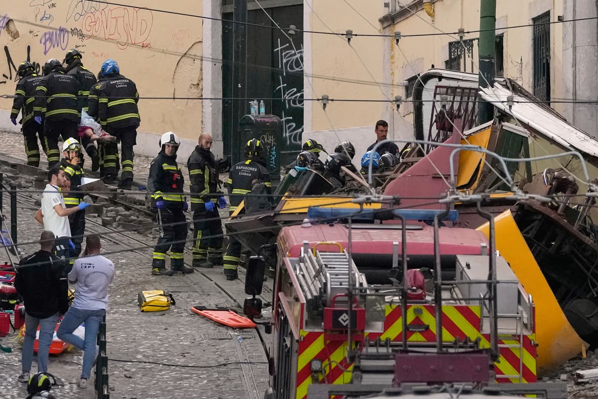 Miesto tragédie vykoľajenej lanovky Glória v centre Lisabonu. FOTO: TASR/AP Photo/Armando Franca