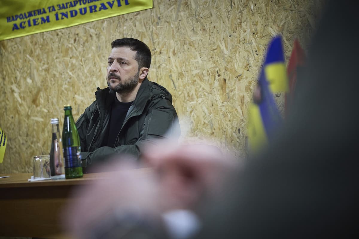 Ukrajinský prezident Volodymyr Zelenskyj na návšteve obrancov Kupiansku v novembri 2024. Foto: Ukraine Presidency/ Shutterstock Editorial / Profimedia