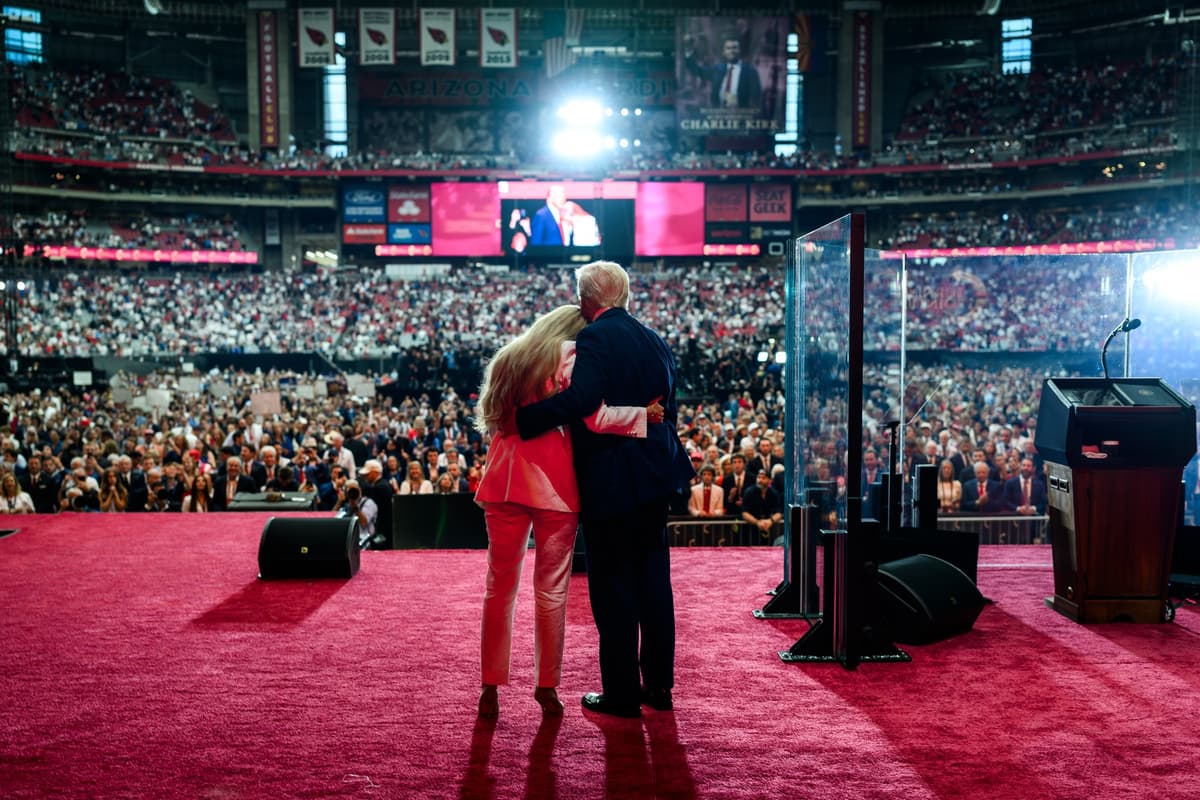 Donald Trump s Erikou Kirkovou na spomienkovej slávnosti za Charlieho Kirka v State Farm Stadium v Glendale v Arizone v nedeľu 21. septembra 2025. Foto: Polaris / Profimedia