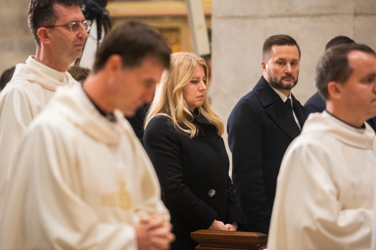Na snímke zľava prezidentka SR Zuzana Čaputová a primátor Bratislavy Matúš Vallo počas svätej omše. FOTO:TASR/Jaroslav Novák