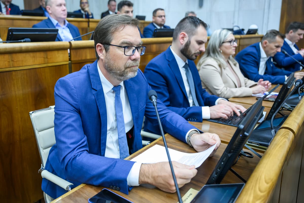 Na snímke poslanci NR SR za Slovensko zľava Marek Krajčí a Rastislav Krátky počas 35. schôdze Národnej rady SR v Bratislave 27. mája 2025. FOTO: TASR/Jakub Novák