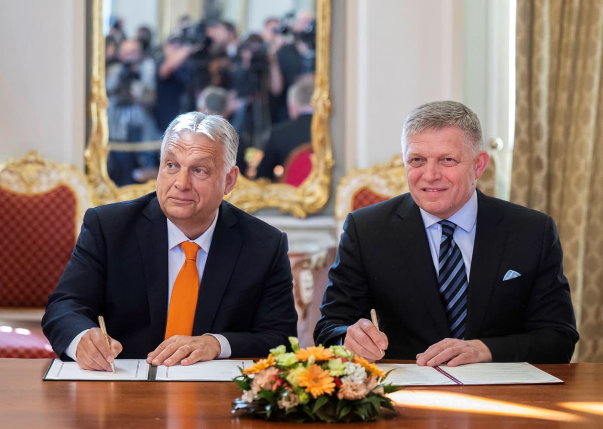 Viktor Orbán a Robert Fico počas podpisu memoranda o cezhraničnom rozvoji medzi krajinami pred tlačovou konferenciou v Bratislave v pondelok 28. apríla 2025. Foto: Martin Baumann/TASR