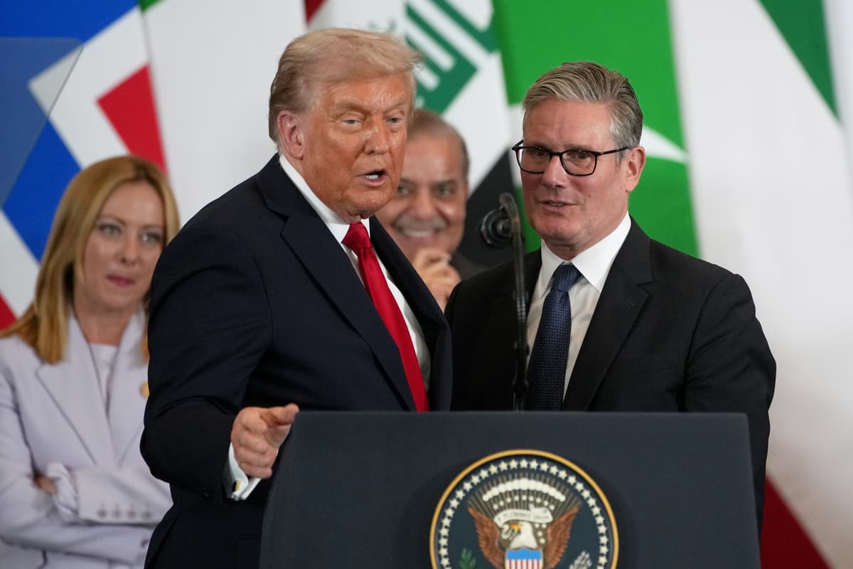 Prezident USA DDonald Trump (vľavo v popredí) a britský premiér Keir Starmer rozprávajú počas mierového summitu o Pásme Gazy v egyptskom Šarm aš-Šajchu. Foto: TASR/AP