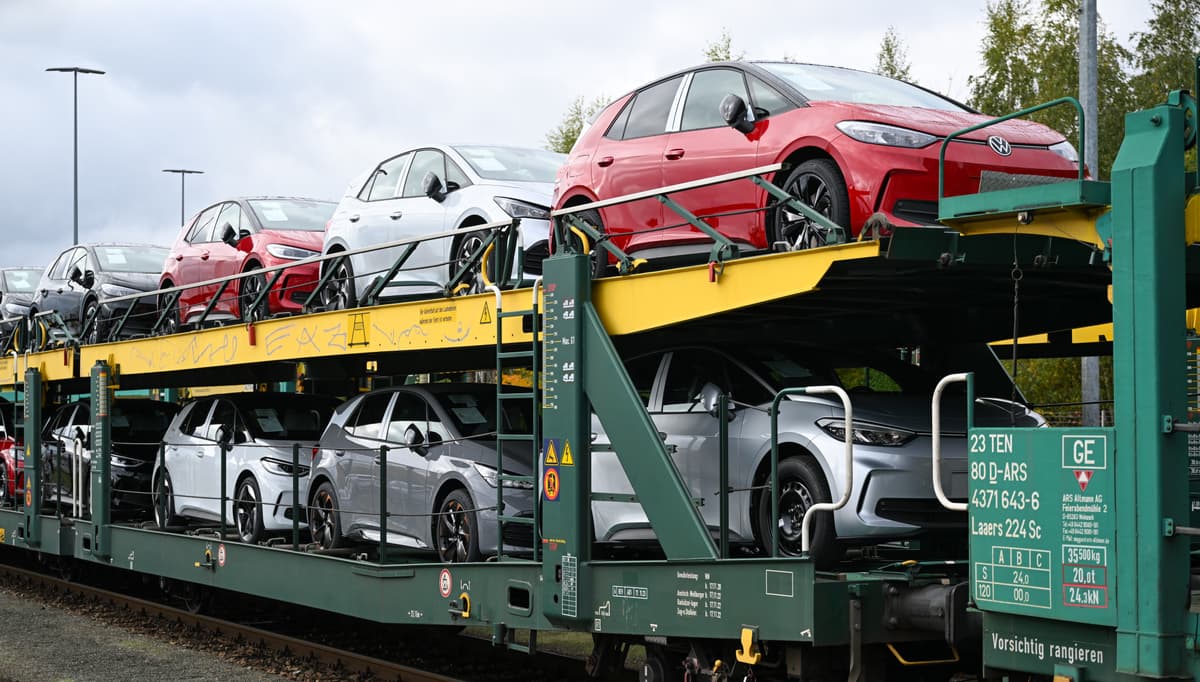 Na archívnej snímke z 13. októbra 2025 elektromobily na nákladnom vlaku pred závodom Volkswagen v nemeckom meste Zwickau. Foto: TASR/AP