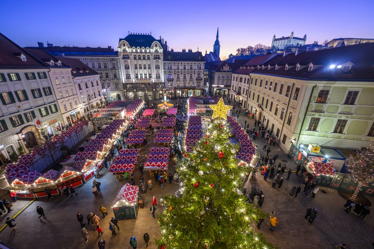 Vianočné trhy na Hlavnom námestí v Bratislave. FOTO:TASR/Jaroslav Novák