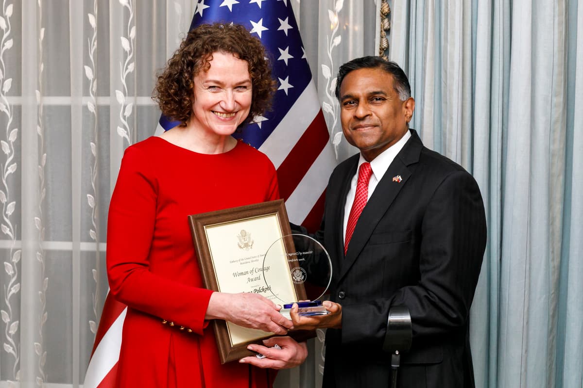 Gautam Rana a evanjelická farárka Anna Polcková, čerstvá nositeľka ceny Žena s odvahou. Foto: Veselský/TASR