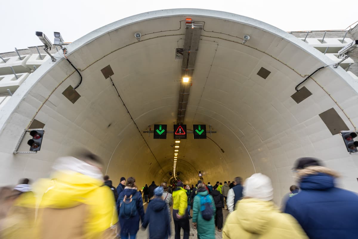 Na snímke ľudia vstupujú do tunela Višňové počas podujatia Deň otvoreného tunela Višňové, ktorý je súčasťou nového úseku diaľnice D1 Lietavská Lúčka - Dubná Skala. FOTO:TASR/Daniel Stehlík