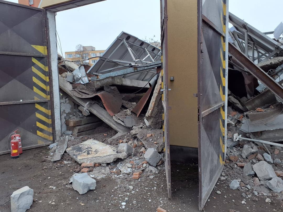 Pád strechy v areáli jednej z firiem vo Veľkých Kapušanoch si vyžiadal troch mŕtvych a jedného zraneného. Foto: TASR/HaZZ