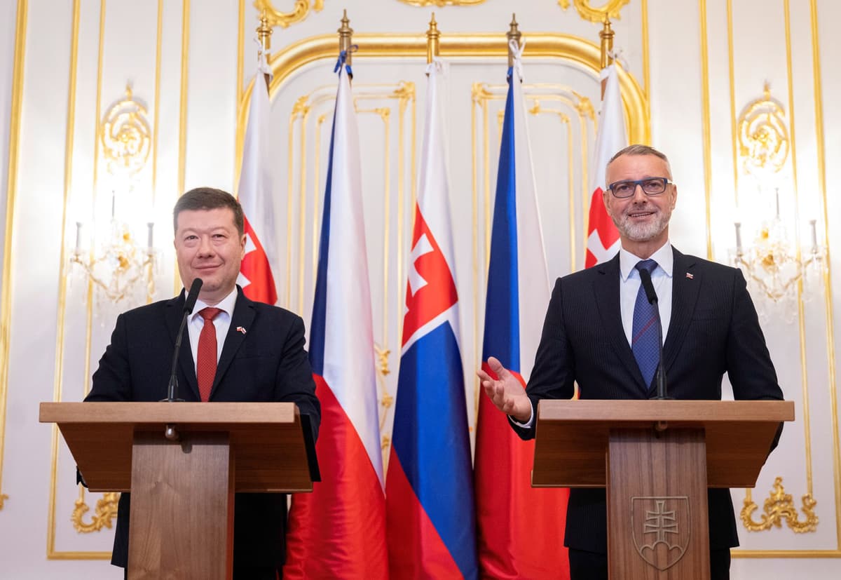 Richard Raši a Tomio Okamura počas tlačovej konferencie po prijatí na Bratislavskom hrade v Bratislave 2. decembra 2025. Foto: Martin Baumann/TASR