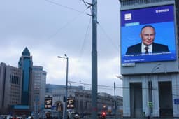 Na veľkej obrazovke na budove v centre Moskvy sa zobrazuje reklama na priamy prenos programu „Rok v retrospektíve s Vladimírom Putinom“. Foto: Semenova Maria / Sipa Press / Profimedia