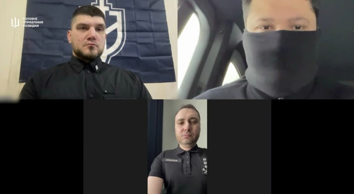 Brífing prostredníctvom videohovoru. Danis Kapustin vľavo hore. Kyryl Budanov na fotke dole. FOTO: Platforma X