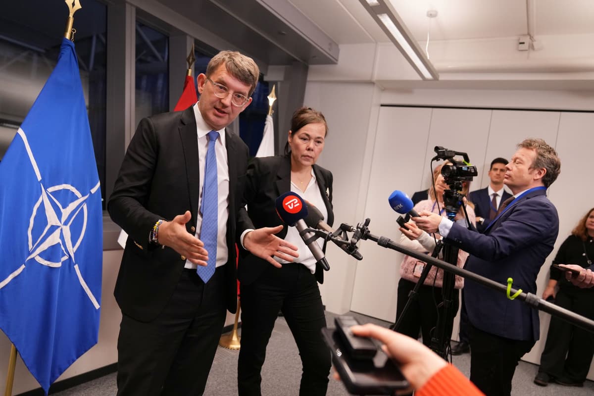 Troels Lund Poulsen a Vivian Motzfeldtová v centrále NATO v Bruseli 19. januára 2026. Foto: TASR/AP