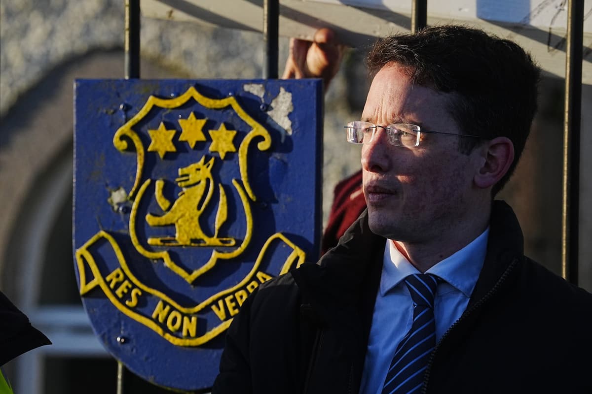 Enoch Burke pred bránou školy Wilson's Hospital School. Foto: Brian Lawless / PA Images / Profimedia