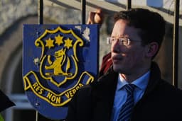 Enoch Burke pred bránou školy Wilson's Hospital School. Foto: Brian Lawless / PA Images / Profimedia