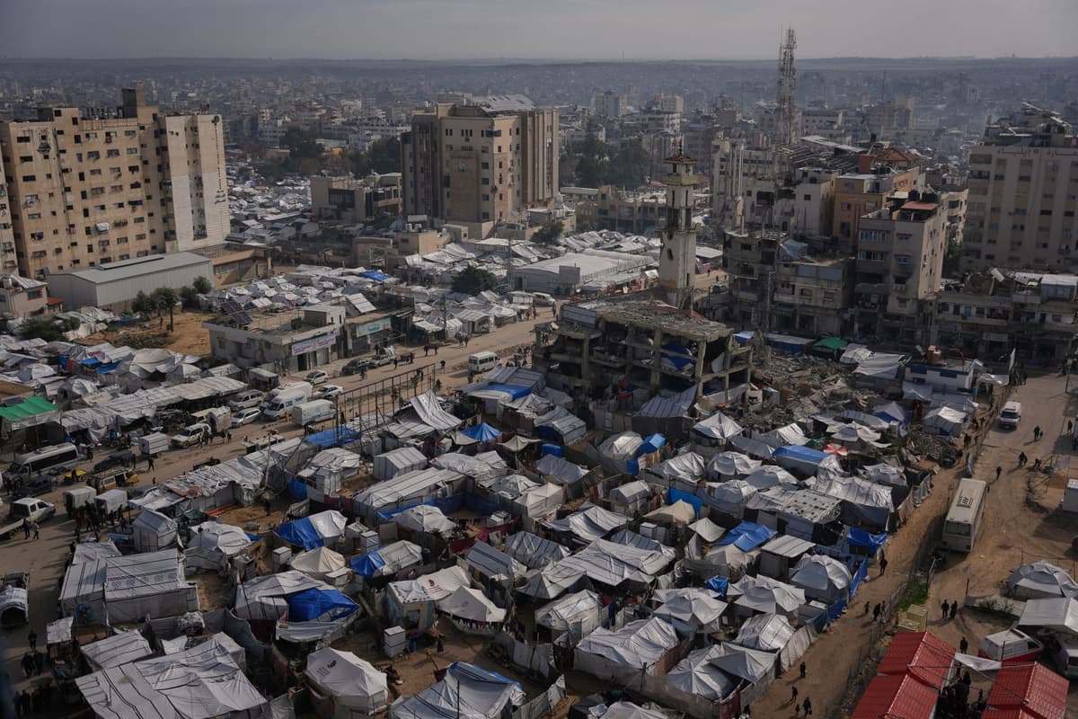 Palestínčania kráčajú po choníku v stanovom tábore pre vysídlených ľudí v meste Gaza v Pásme Gazy v stredu 31. decembra 2025. Foto: TASR/AP