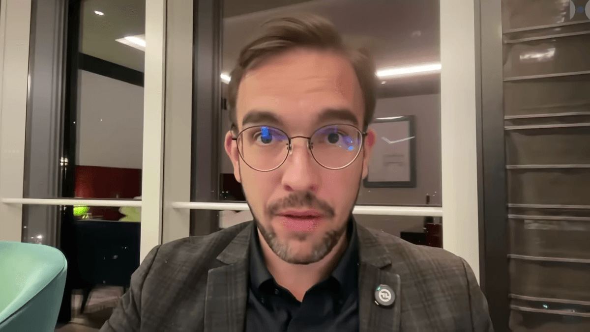 Pascal Lottaz vo videu hovorí o odstránení svojho kanálu Neutrality Studies. Foto: reprofoto YouTube