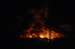 Obrázok požiaru vo Fuerte Tiuna, najväčšom vojenskom komplexe Venezuely, po sérii výbuchov v Caracase 3. januára 2026. Foto: Luis JAIMES / AFP / AFP / Profimedia