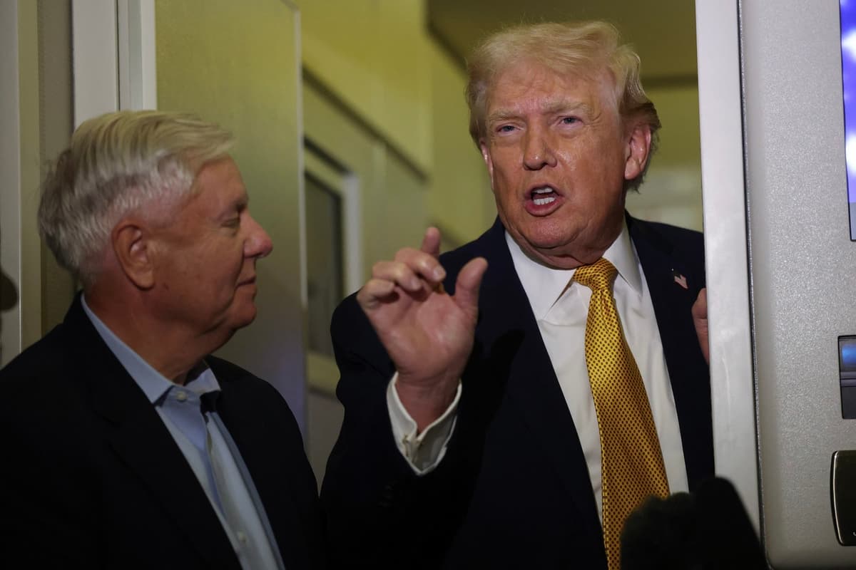 Donald Trump a Lindsey Graham. Foto: JOE RAEDLE / GETTY IMAGES NORTH AMERICA / Getty Images via AFP / Profimedia