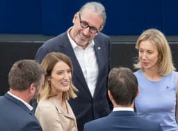 Martin Hojsík, Ľudovít Ódor, Lucia Yar (všetci Progresívne Slovensko) a uprostred novozvolená predsedníčka EP Roberta Metsolová. Foto: Martin Baumann/TASR