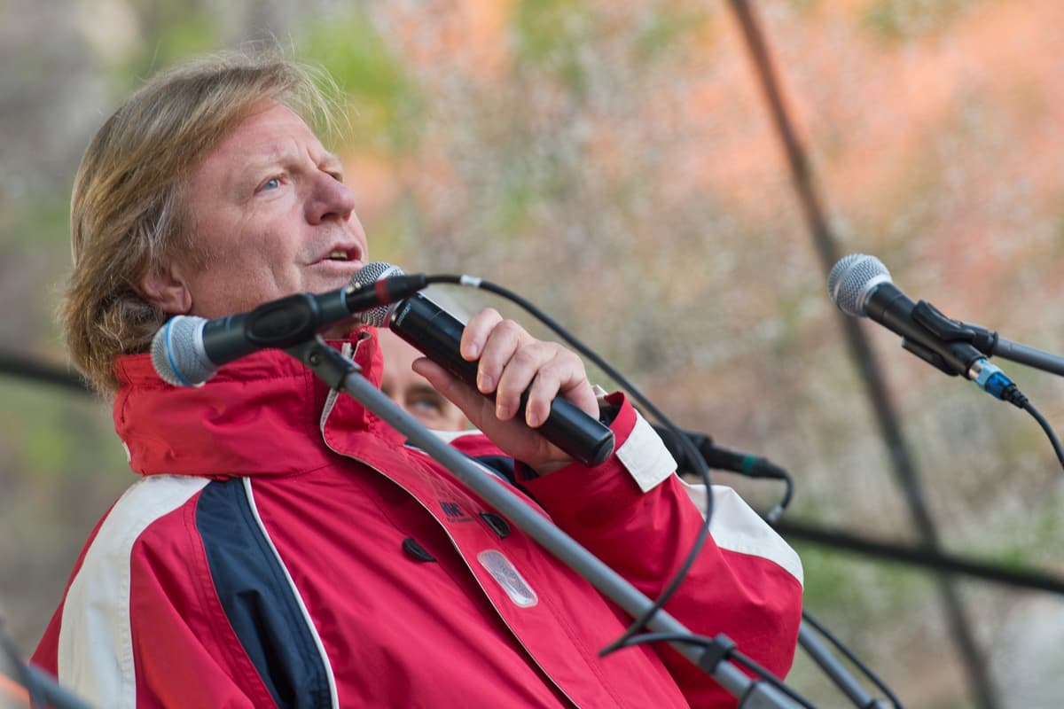 Maroš Kramár sa prihovára účastníkom protestu proti korupcii na Námestí SNP v Bratislave 18. apríla 2017. Foto: Michal Svítok/TASR