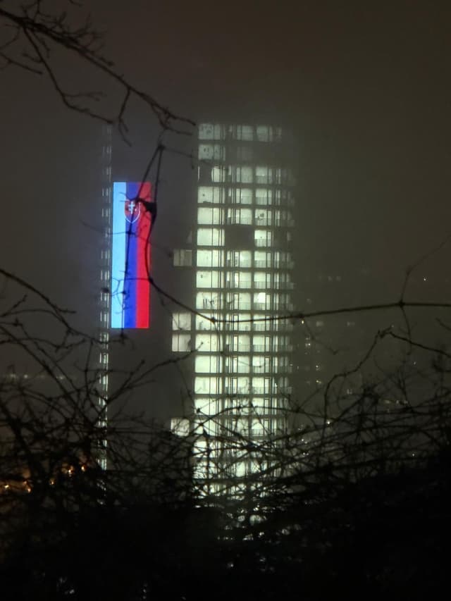 Pohľad na vysvietenú budovu, známu ako Kukurica. Foto: FB ECHO - Nové Mesto Bratislava