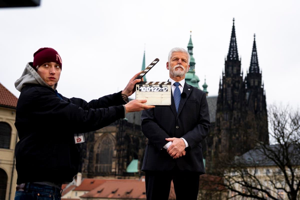 Petr Pavel a štáb ČT pri natáčaní novoročného príhovoru. Foto: Jan Handrejch / Právo / Profimedia