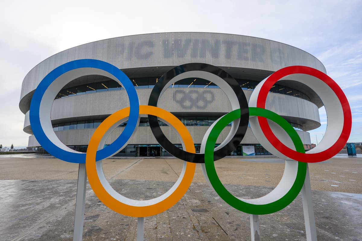 Hokejová hala Santa Giulia a olympijské kruhy. Foto: TASR/Jaroslav Novák