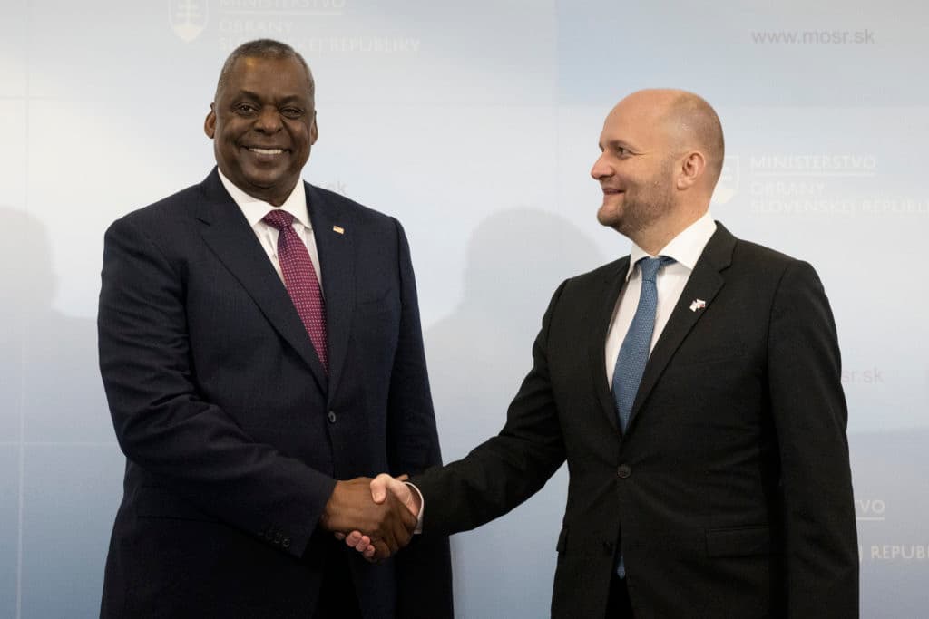 Jaroslav Naď a Lloyd Austin. Foto: TASR.