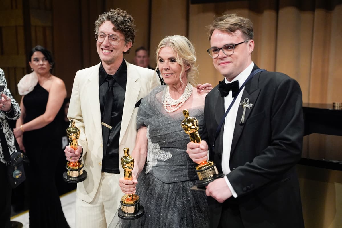 David Borenstein, Helle Faberová, Pavel Talankin, výherci Oscara za dokument Pán Nikto proti Putinovi. Foto TASR/AP