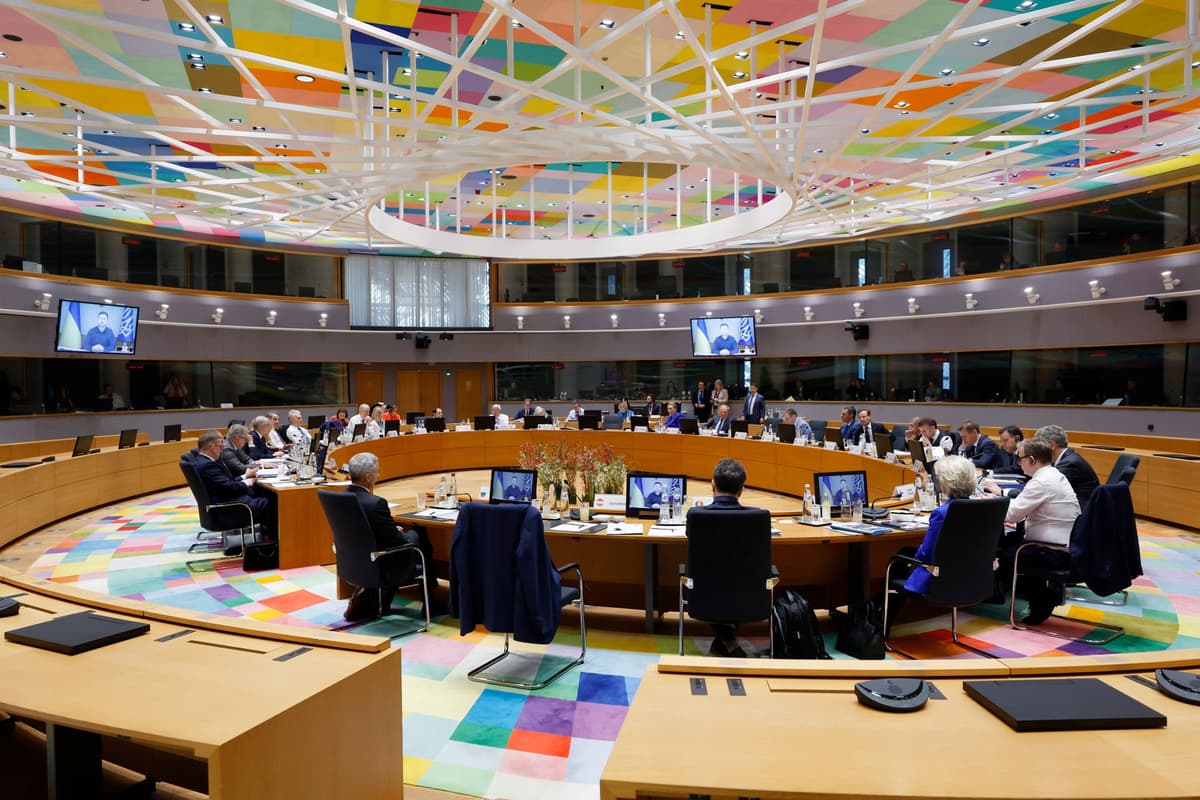 Na snímke slovenský premiér Robert Fico (uprostred tretí zľava) sa účastní na dvojdňovom summite v Bruseli vo štvrtok 19. marca 2026. Foto: TASR/AP