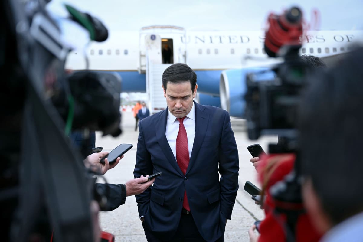 Marco Rubio po stretnutí ministrov zahraničných vecí krajín G7 pred odletom na letisku Le Bourget neďaleko Paríža 27. marca 2026. Foto: TASR/AP