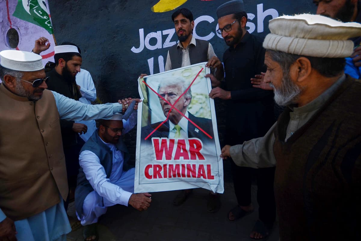 Demonštranti pália plagát s podobizňou Donalda Trumpa v pakistanskom Pešaváre 2. marca 2026. Foto: TASR/AP