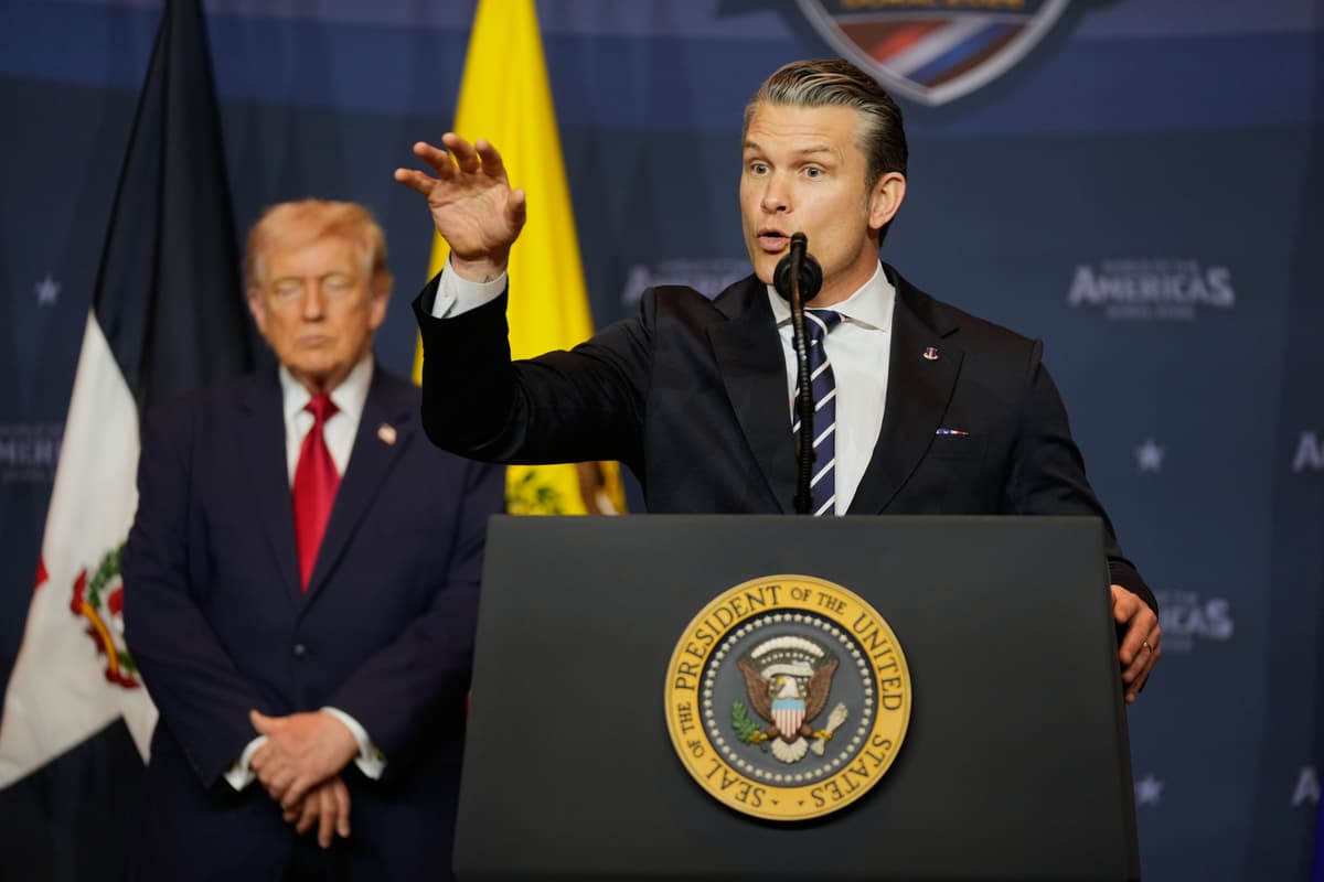 Pete Hegseth a Donald Trump. Foto: TASR/AP