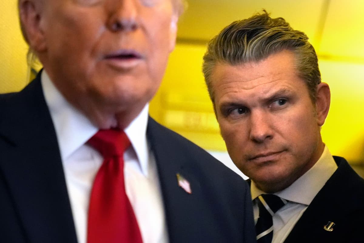 Pete Hegseth počúva Donalda Trumpa. Foto: TASR/A/