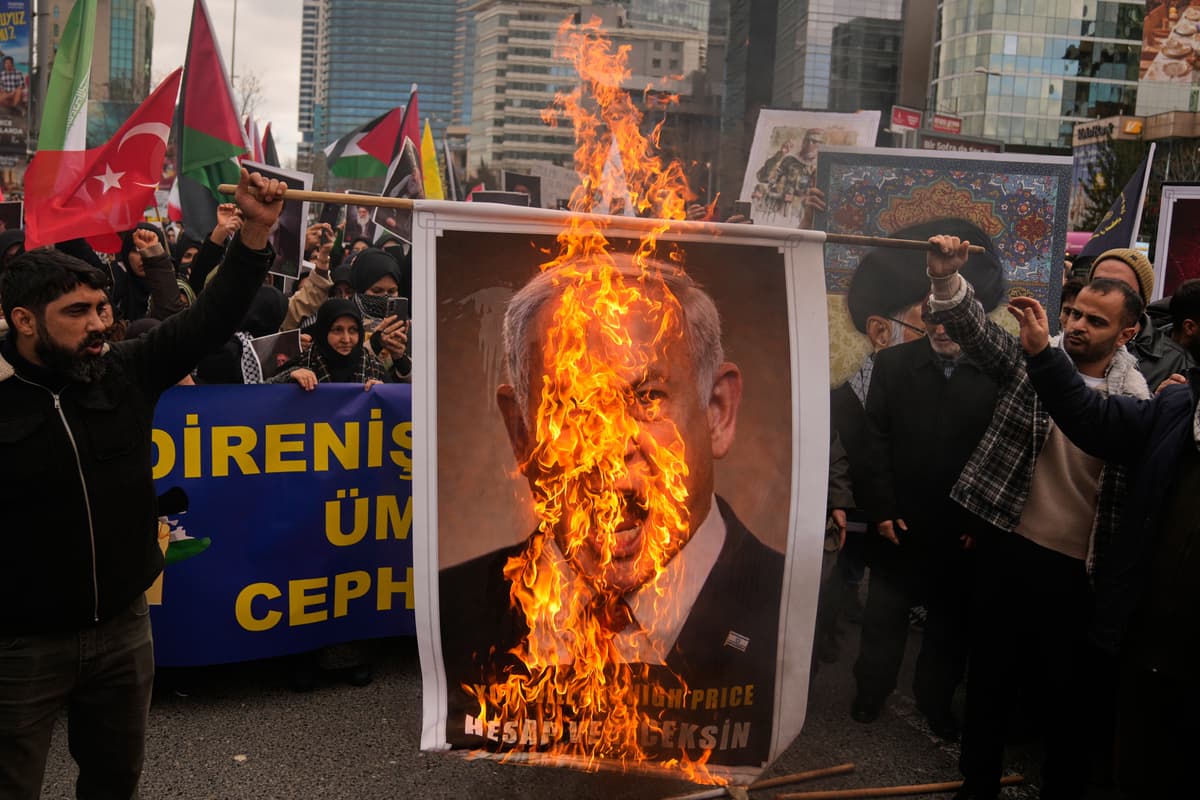 Demonštranti pália obraz Benjamina Netanjahua počas protestu pred izraelským konzulátom v Istanbule 1. marca 2026. Foto: TASR/AP